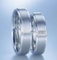 SINGLE BAGUETTE DIAMOND IN 5MM SATIN FINISH WEDDING RING - RING ON TOP